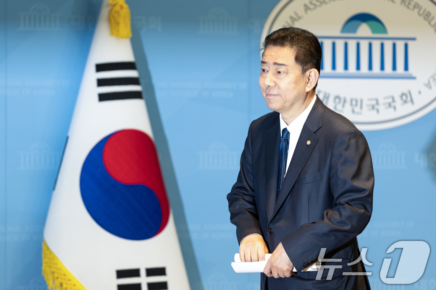 김병기 더불어민주당 의원이 지난달 19일 서울 여의도 국회 소통관에서 당 윤리심판원의 제명 결정에 대한 입장을 밝히는 기자회견을 마치고 발걸음을 옮기고 있다. 2026.1.19/뉴스1 ⓒ News1 이승배 기자