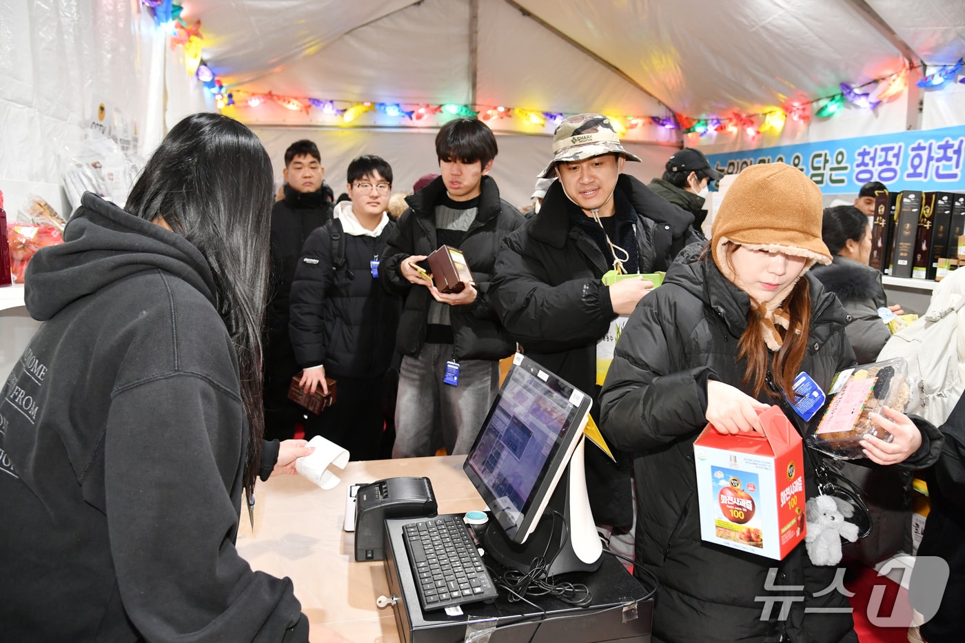지난 17일 화천산천어축제장을 찾은 관광객들로 인해 축제장 내 농특산물 판매장이 붐비고 있다.(화천군 제공, 재판매 및 DB금지)