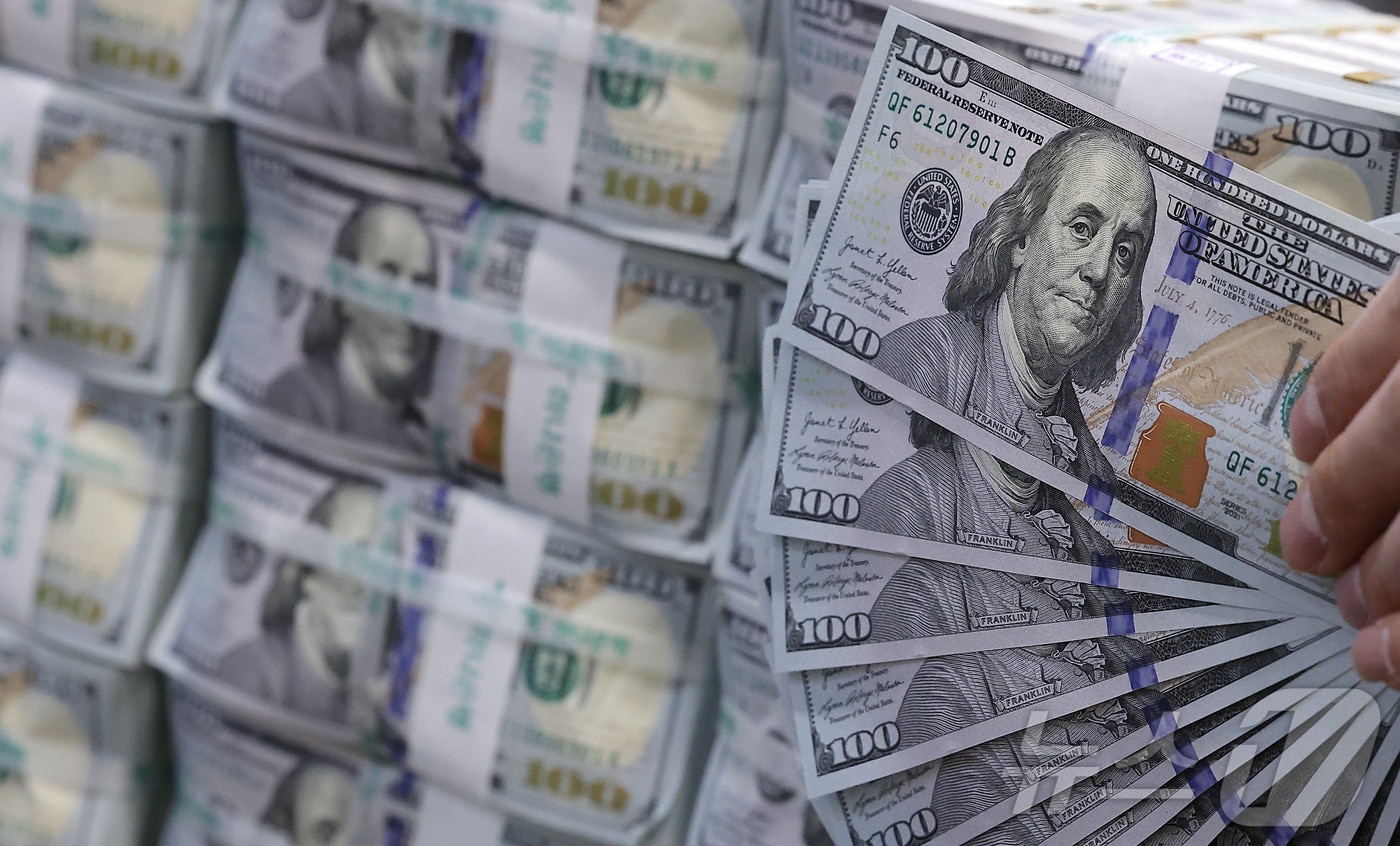  19일 서울 중구 하나은행 위변조대응센터에서 직원이 달러화를 정리하는 모습. 2026.1.19/뉴스1 ⓒ News1 김성진 기자