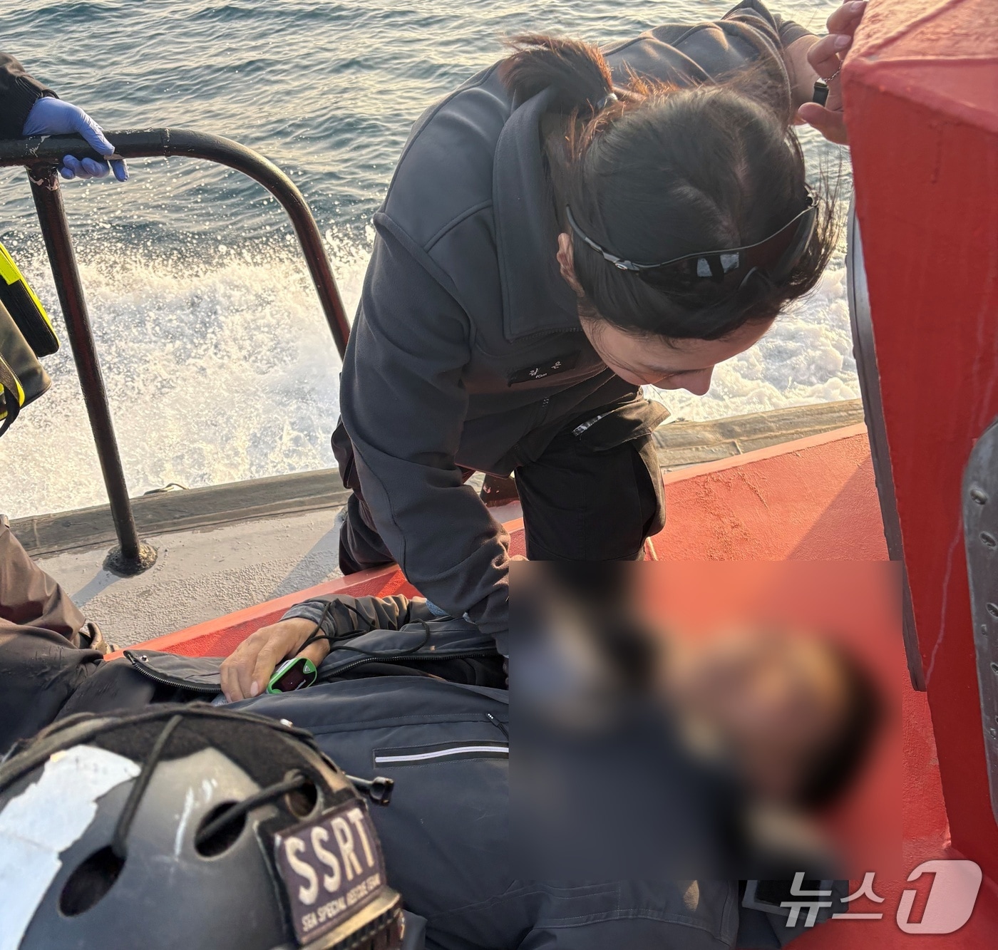 지난 17일 오후 4시15분쯤 서귀포시 외돌개 인근 갯바위에서 구조되고 있는 60대 낚시객.(서귀포해양경찰서 제공. 재판매 및 DB 금지)