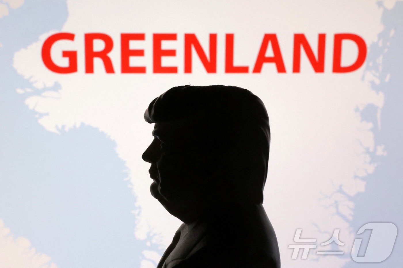 3D 프린터로 제작된 도널드 트럼프 미국 대통령의 미니어처 모형과 그린란드 지도. 2025.1.27./뉴스1 ⓒ 로이터=뉴스1 ⓒ News1 이창규 기자