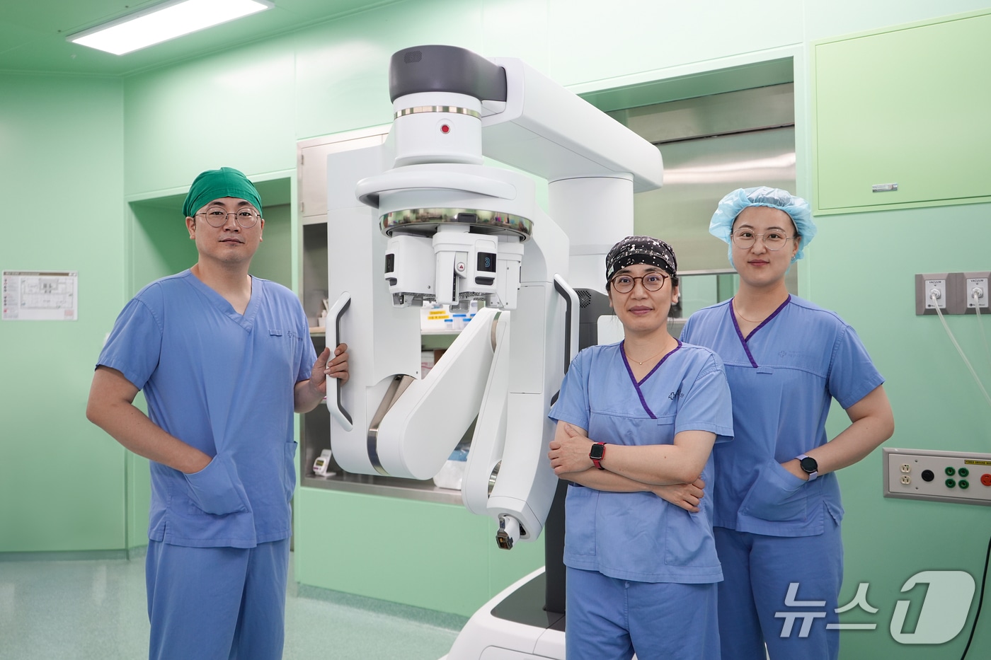 최근 로봇수술 700례를 달성한 해운대백병원 간이식·간담췌외과 교수팀.(해운대백병원 제공. 재판매 및 DB 금지)