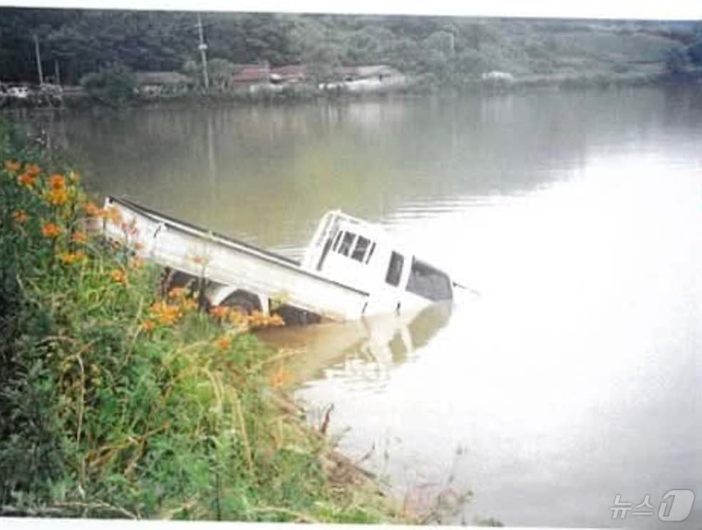 지난 2003년 전남 진도군 명금저수지(현재 송정저수지)에서 발생한 차량 추락 사고 현장의 모습.  ⓒ 뉴스1