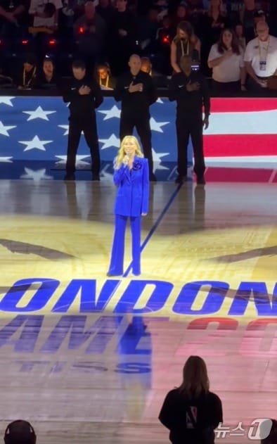 18일(현지시간) 영국 런던에서 열린 미국프로농구(NBA) 경기에 앞서 배우 겸 가수인 바네사 윌리엄스가 미국 국가를 부르고 있다. (출처=엑스) 2025.1.18./뉴스1