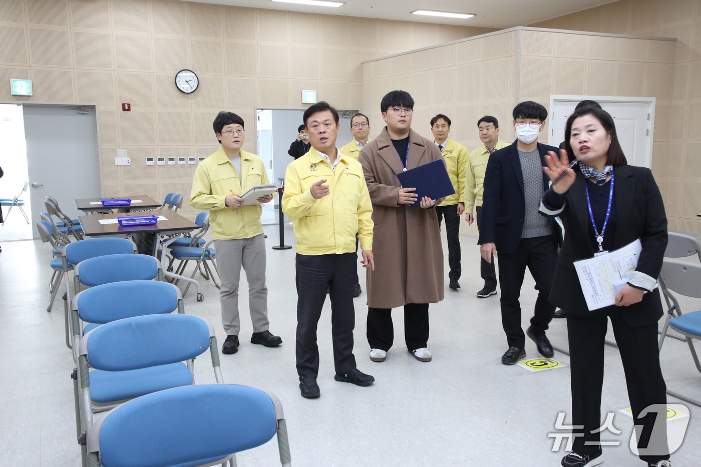 19일 전북 정읍시의 민생회복지원금 지급이 시작된 가운데 이학수 시장이 관내 행정복지센터를 찾아 현장 상황을 점검하고 있다.(정읍시 제공. 재판매 및 DB금지)/뉴스1  