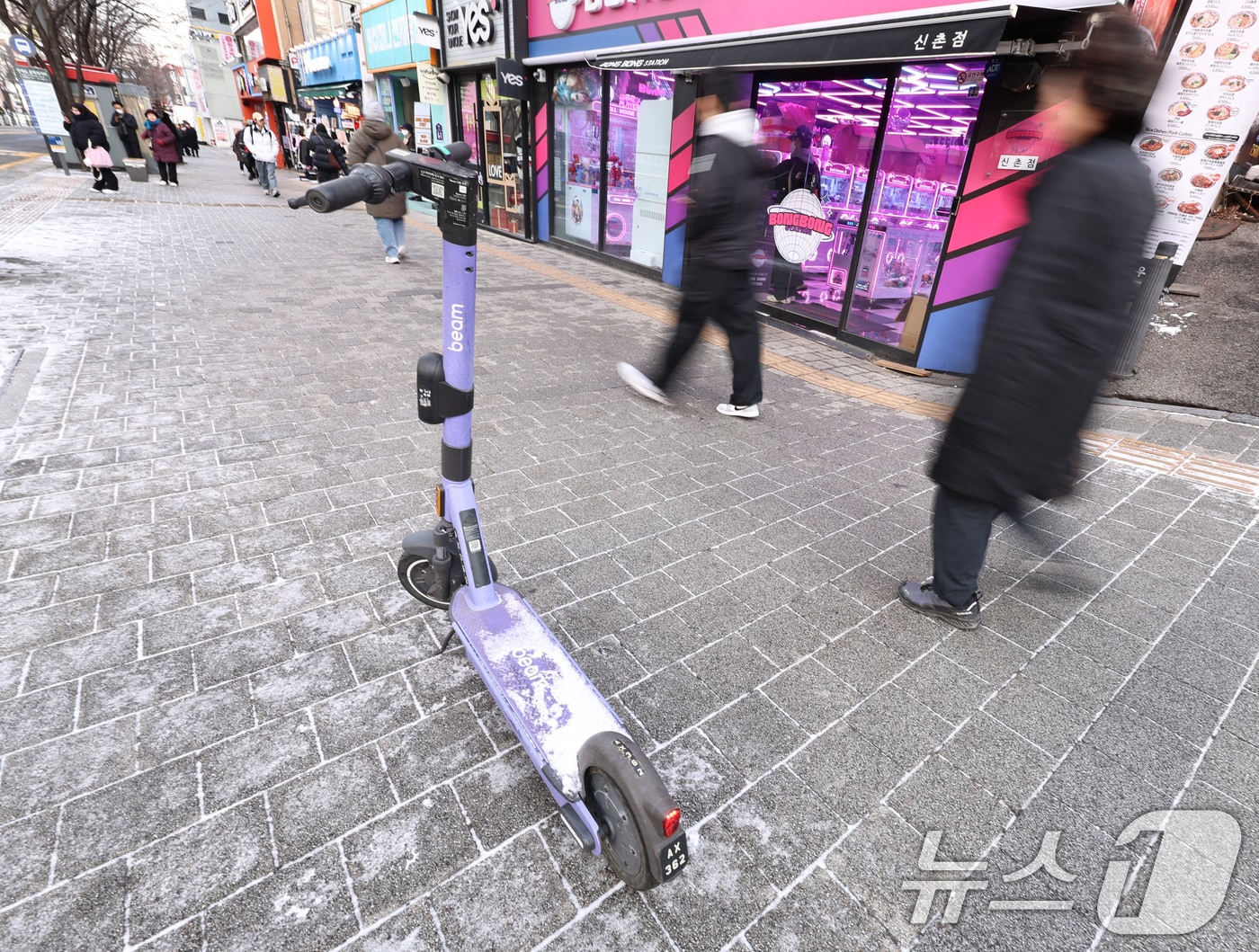 19일 서울 서대문구 신촌거리 한복판에 전동킥보드가 세워져 있다. 2026.1.19 ⓒ 뉴스1 구윤성 기자