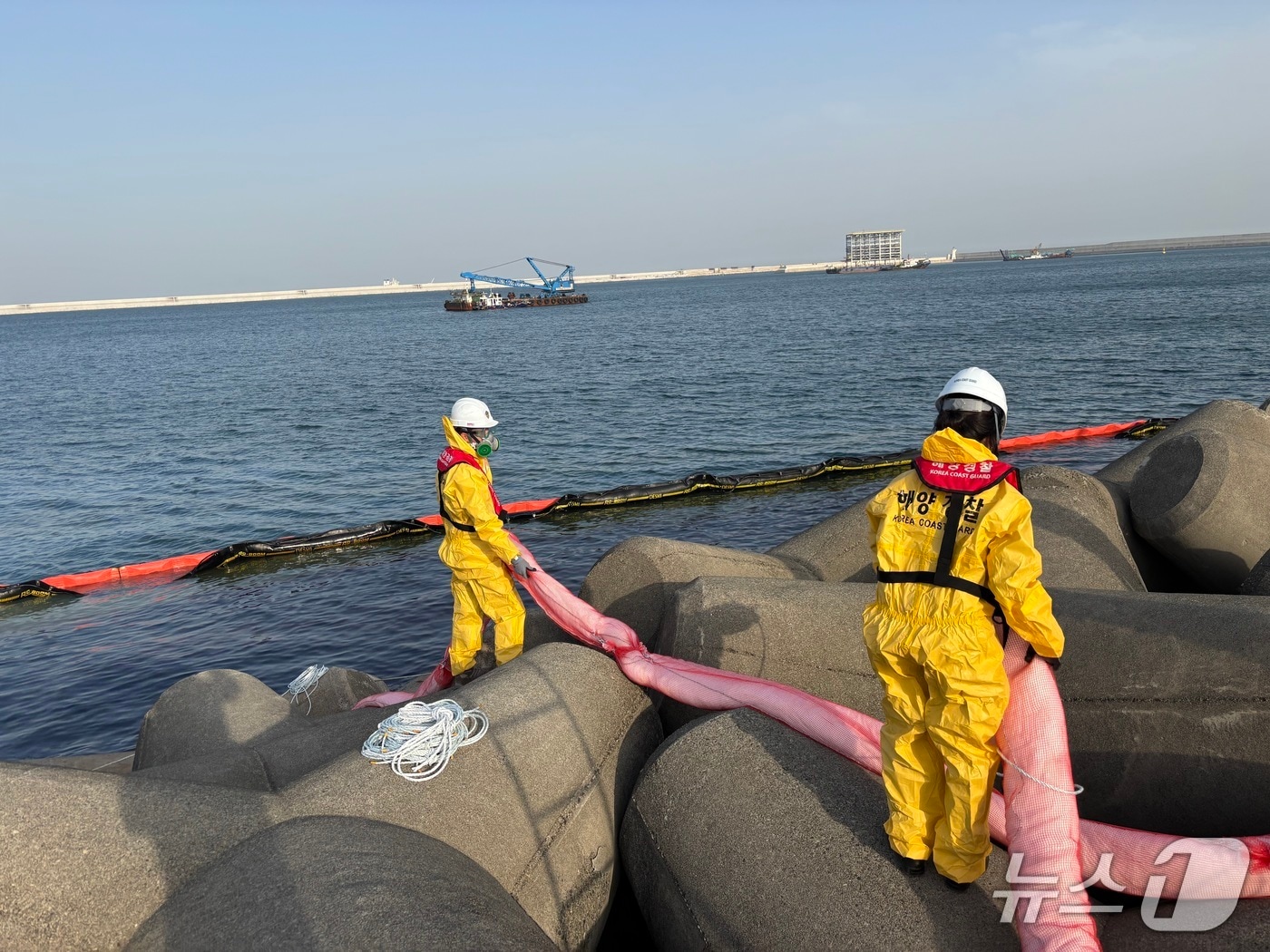 해경이 지난해 4월 울산 온산읍 육상 송유관 파손 사고 현장에서 기름 해상 유출 방제작업을 벌이고 있다.(남해해경청 제공. 재판매 및 DB 금지)