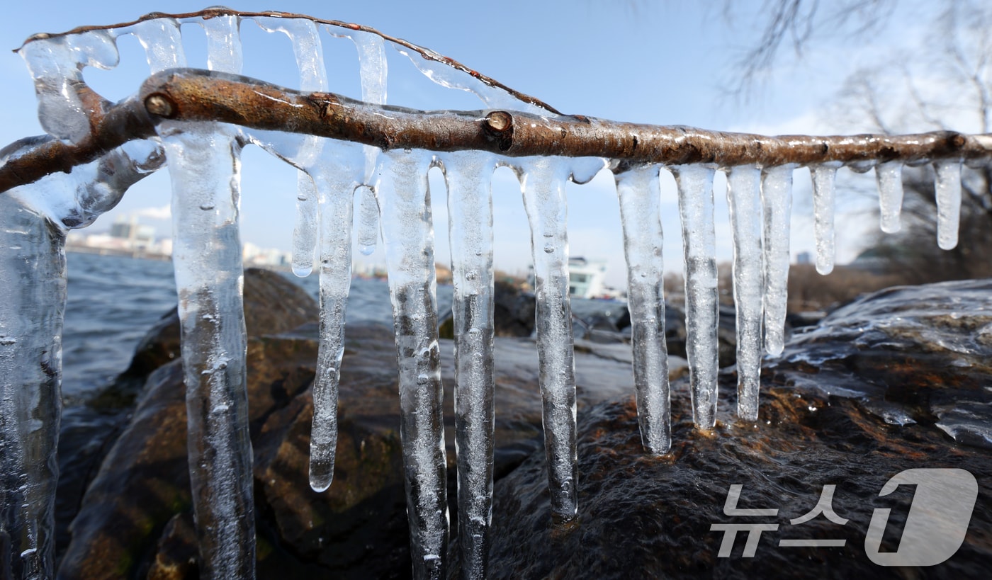 영하권의 낮 기온을 보인 19일 서울시 영등포구 한강변에 고드름이 열려 있다. 기상청은 대한인 20일 서울 기온이 영하 13도까지 곤두박질해 올겨울 들어 가장 낮은 기온을 보이는 등 이번 주 내내 긴 한파가 이어질 것으로 예보했다. 2026.1.19/뉴스1 ⓒ News1 김명섭 기자