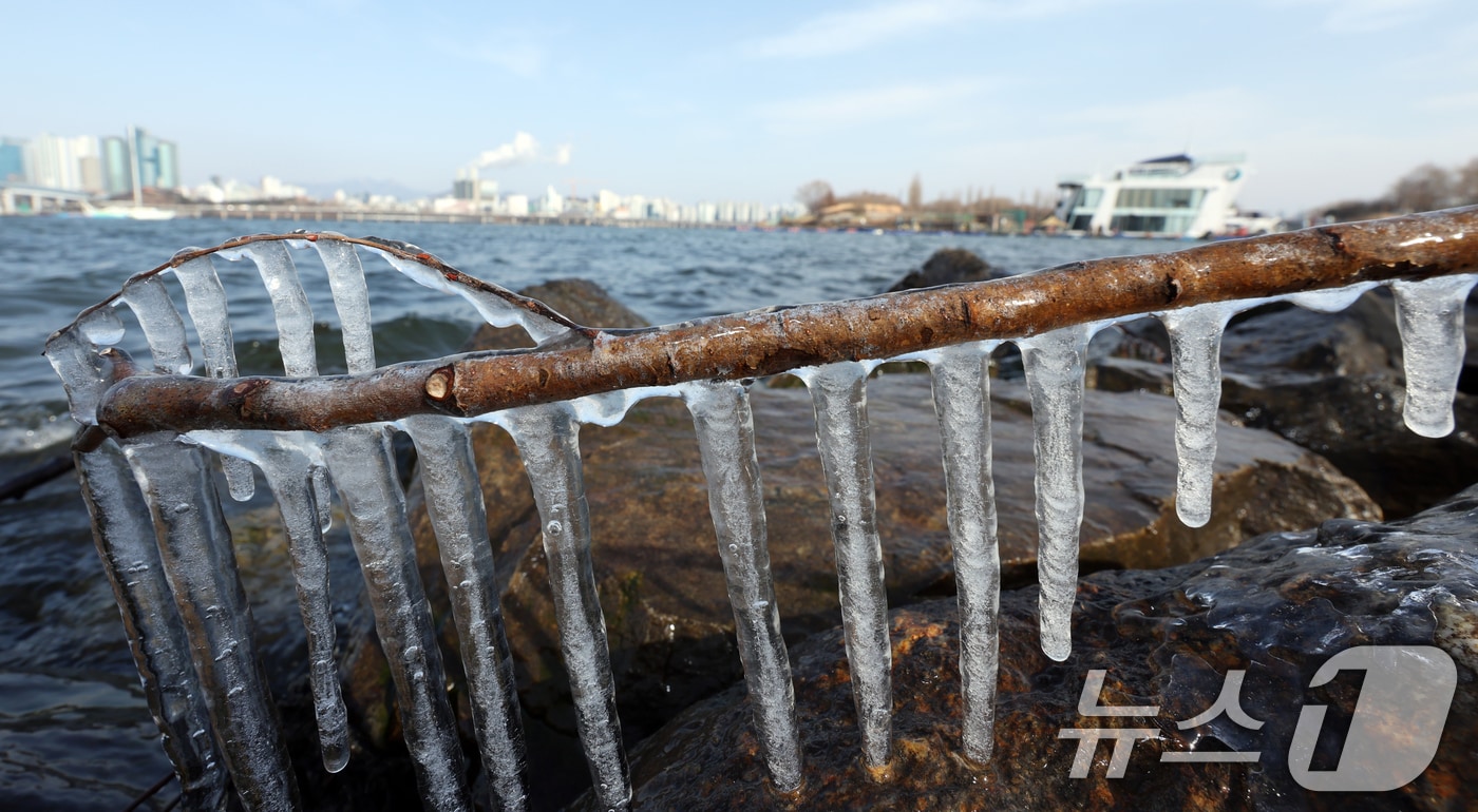 영하권의 낮 기온을 보인 19일 서울 영등포구 한강변에 고드름이 열려 있다. 2026.1.19/뉴스1 ⓒ News1 김명섭 기자