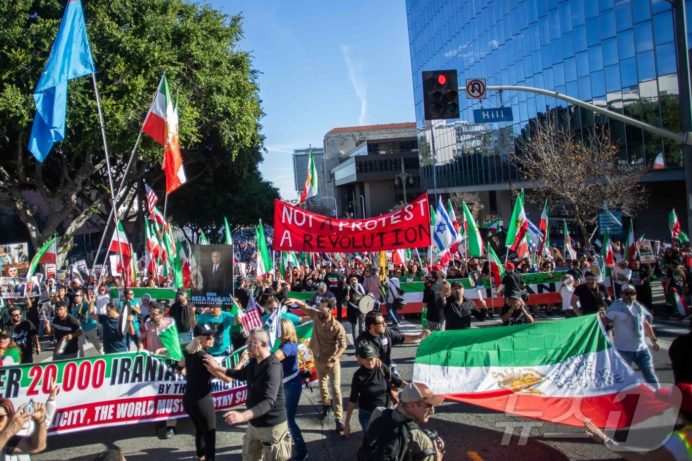 미국 캘리포니아 로스앤젤레스(LA) 시청 앞에서 이란 커뮤니티와 시위대가 모여 이란 정부의 탄압에 항의했다. 2026.1.18 ⓒ AFP=뉴스1 ⓒ News1 김경민 기자