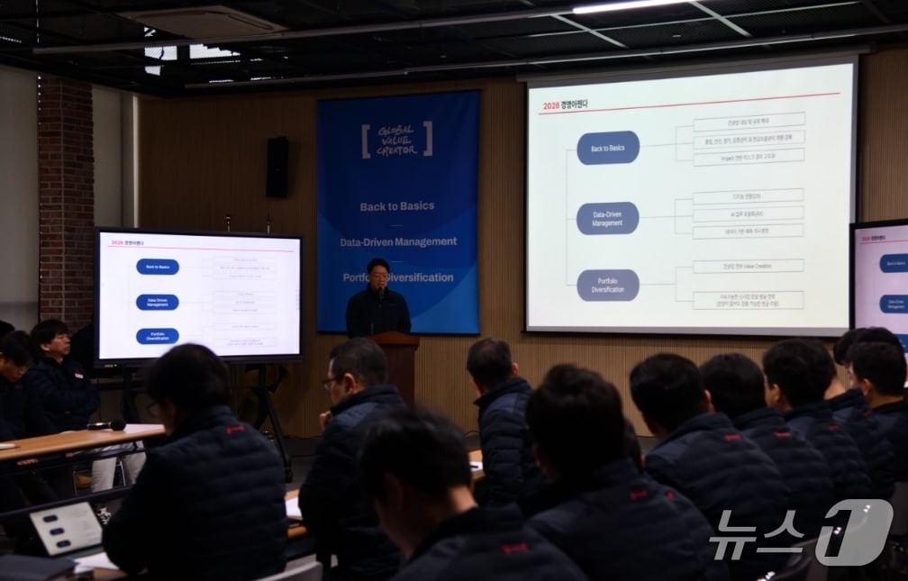 최혁 HS화성 전략실장이 19일 본사 7층에서 열린 올해 경영전략회의에서 경영목표를 설명하고 있다.(HS화성 제공, 재판매 및 DB 금지)