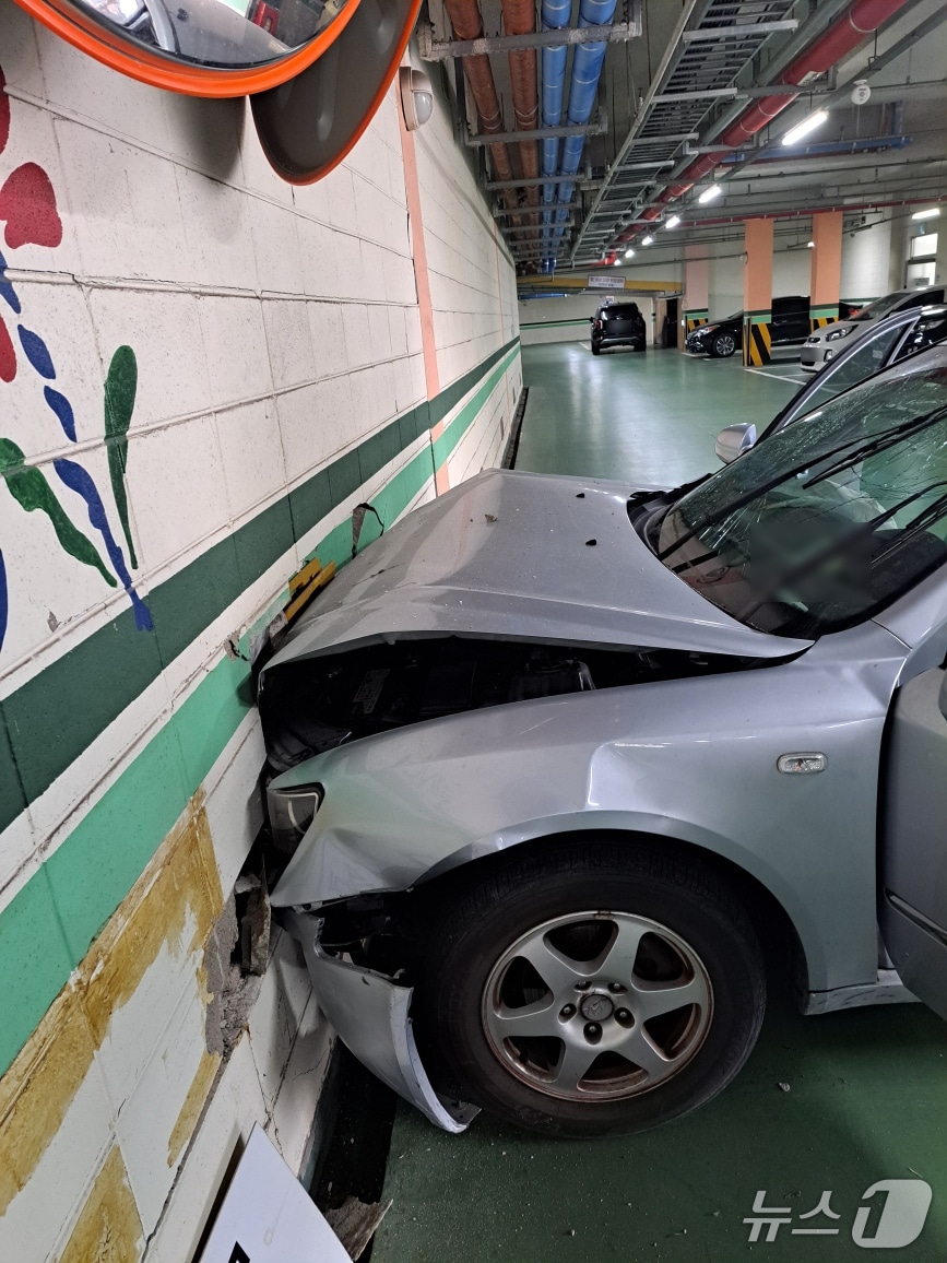 사고차량이 초등학교 교내 주차장 안벽면과 부딪힌 모습 (경찰 제공. 재판매 및 DB금지)