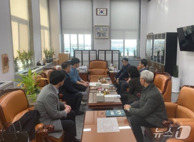 19일 전북 진안군 관계자들이 안호영 국회의원실을 찾아 보좌진들과 현안을 논의하고 있다.(진안군제공. 재판매 및 DB금지)2026.1.19/뉴스1