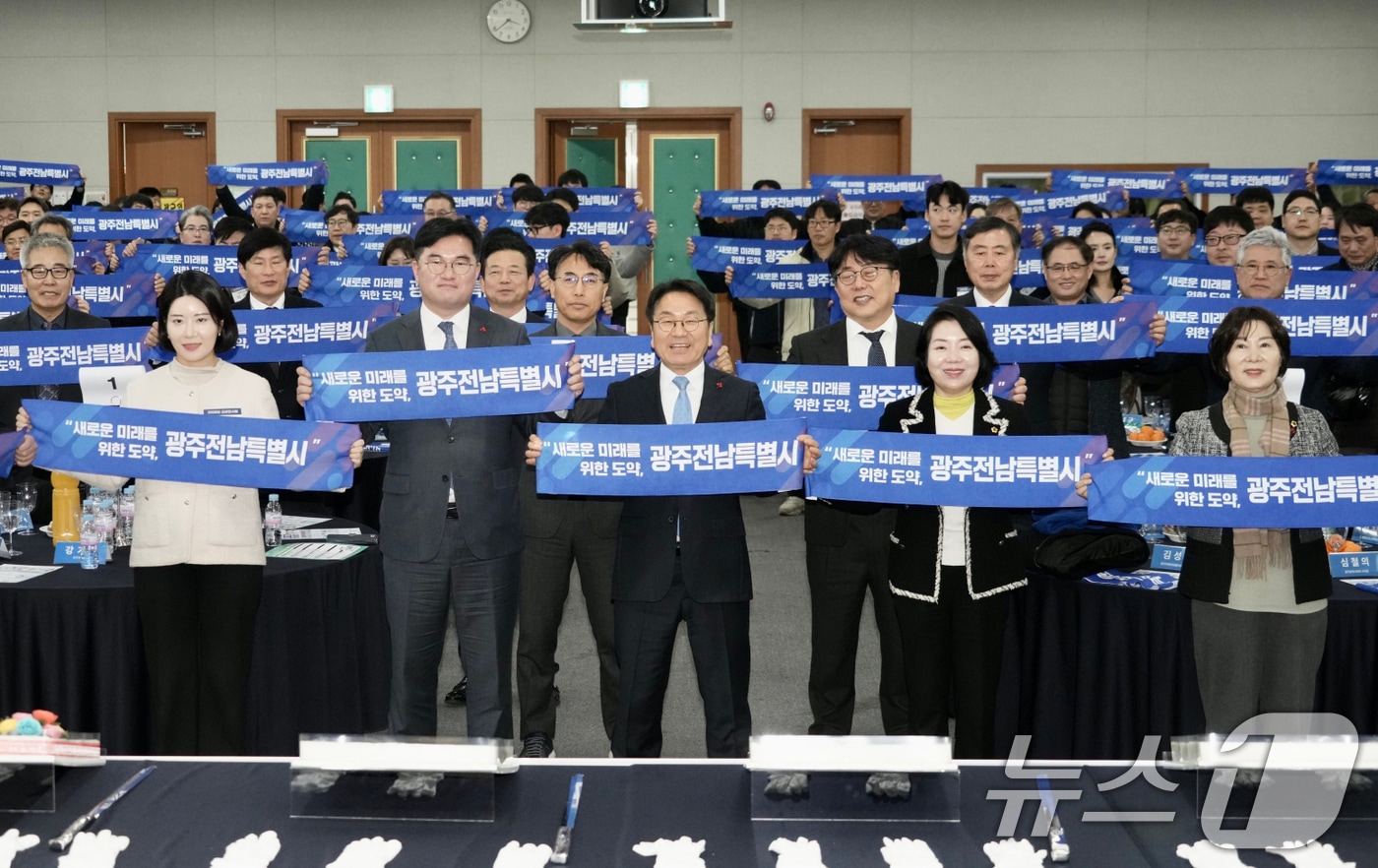 강기정 광주광역시장이 19일 광주테크노파크에서 열린 '2026 지산학연 거버넌스 신년인사회'에 참석해 참석자들과 기념촬영을 하고 있다. (광주광역시 제공. 재판매 및 DB금지) 2026.1.19/뉴스1 