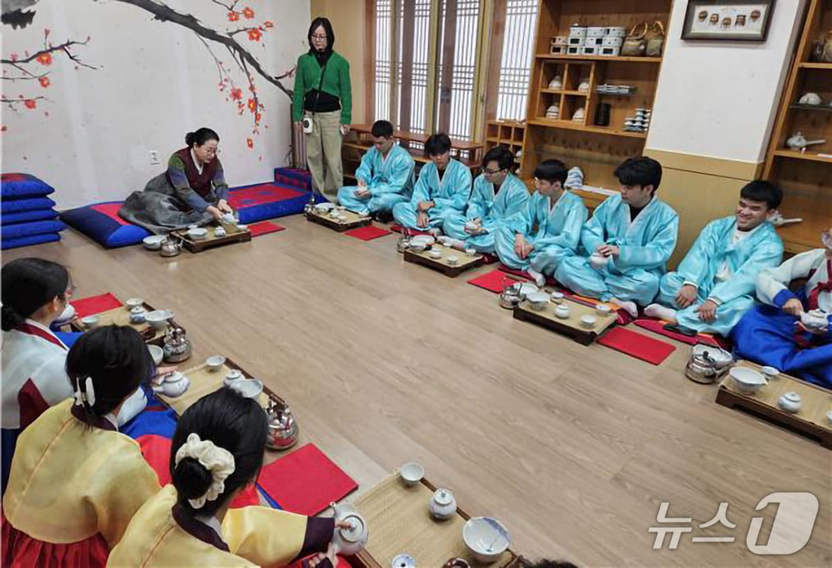 경북 포항 선린대에 재학 중인 외국인 유학생들이 19일 포항 덕동문화마을에서 한국 전통문화를 체험하고 있다. (선린대 제공, 재판매 및 DB금지) 2026.1.19/뉴스1