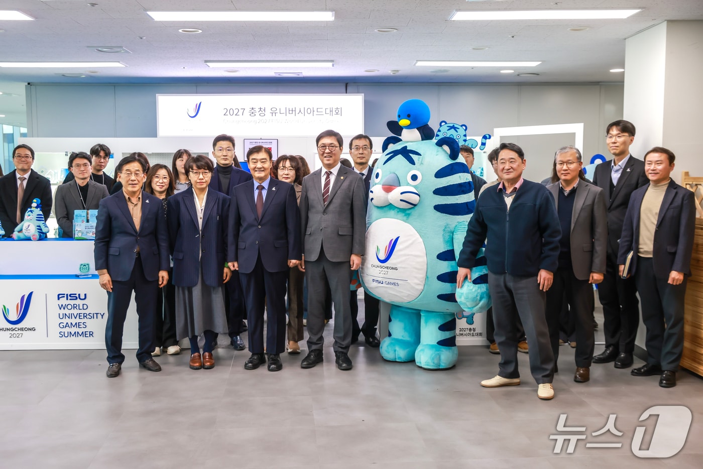 최휘영 문화체육관광부 장관이 19일 2027 충청 유니버시아드대회 조직위원회를 방문했다.(조직위 제공. 재판매 및 DB금지)/뉴스1