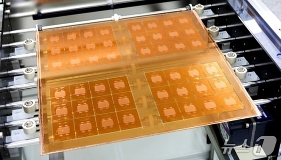 AI 반도체 핵심 급부상 유리기판...국내 선점 넘어 글로벌 양산 경쟁 가... - 뉴스 썸네일 이미지