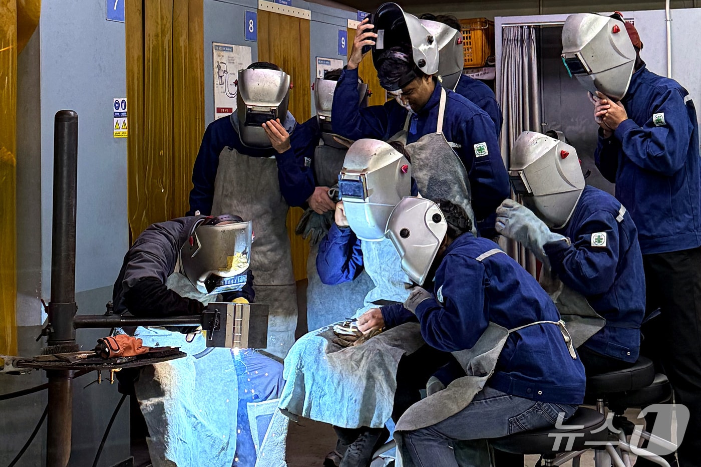 계명문화대 외국인 학생들의 용접 실습 장면. (계명문화대 제공. 재판매 및 DB 금지)