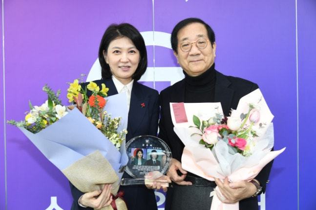 박지영 스포츠윤리센터 이사장(왼쪽)이 한국체육언론인회가 수여하는 공로패를 받았다. (스포츠윤리센터 제공)