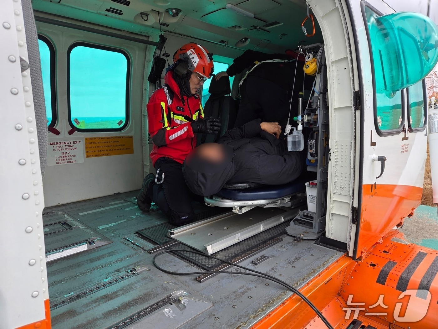 소방당국이 19일 오후 제주 마라도에서 발생한 뇌경색 의심환자를 헬기에 태워 병원으로 이송하고 있다.(제주도 소방본부 제공. 재판매 및 DB 금지)/뉴스1 