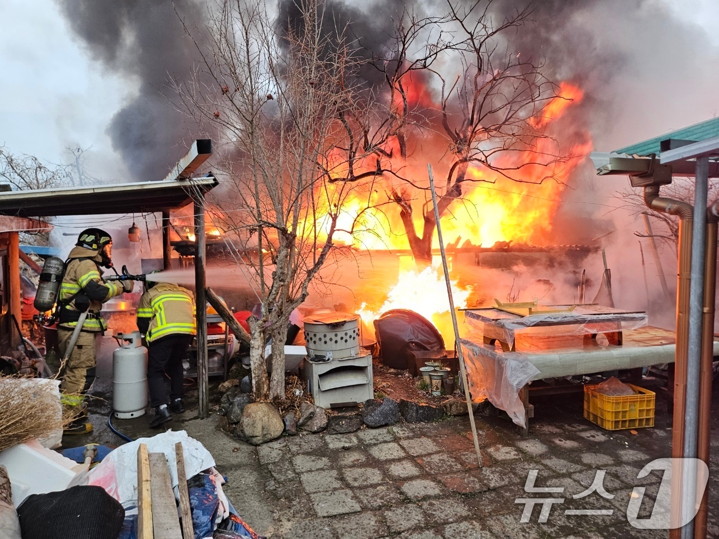 19일 2시 15분쯤 여수국가산단 한 화학공장서 화재가 발생해 소방이 진화하고 있다. (전남소방본부 제공. 재판매 및 DB금지) 2026.1.19/뉴스1 