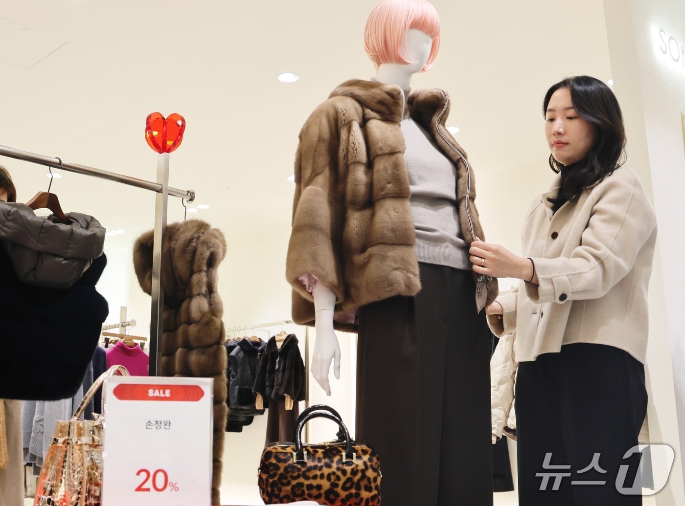 대구지역 롯데백화점이 2~18일 병오년 신년 정기세일을 진행한다. 대구점 3층 '손정완' 매장 직원이 세일을 맞아 겨울 상품을 진열하는 모습.(롯데백화점 대구점 제공, 재판매 및 DB 금지)