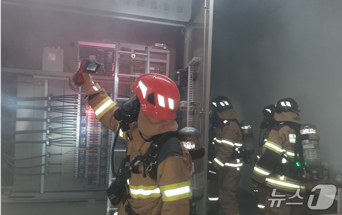 1일 오후 10시 6분쯤 경북 영주시 조암동 한 아파트 전기실에서 불이나 소방 당국이 진화하고 있다.(경북소방본부 제공. 재판매 및 DB 금지)2026.1.2/뉴스1