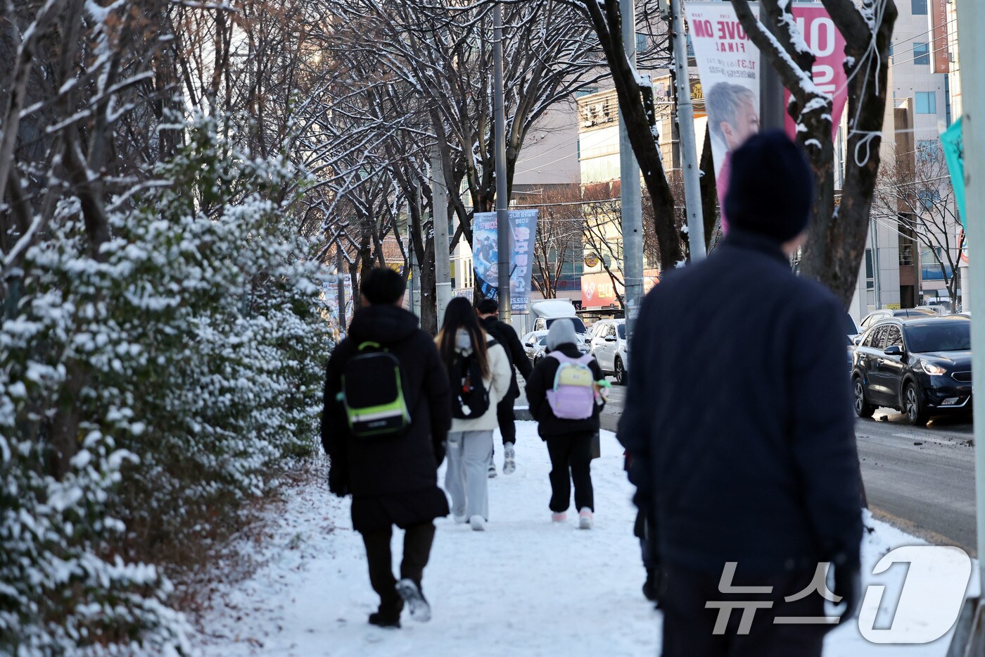전남 장성에 최대 11.4㎝의 눈이 내린 2일 광주 북구 오치동에서 초등학생들이 등교를 위해 빙판길을 걸어가고 있다. 2026.1.2/뉴스1 ⓒ News1 박지현 기자