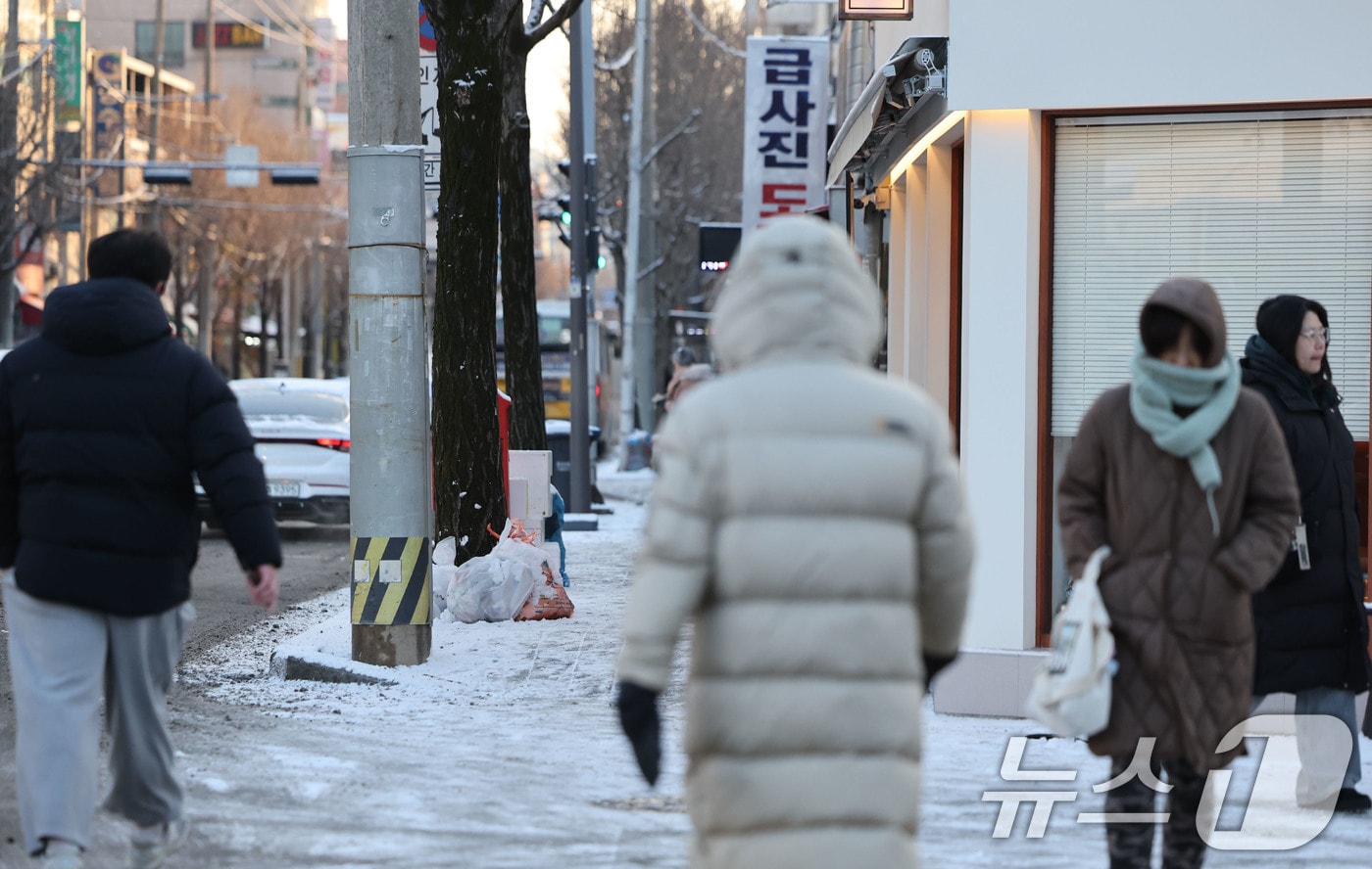 시민들이 중무장한 채 출근길에 나서고 있다.(사진은 기사 내용과 무관함) / 뉴스1 ⓒ News1
