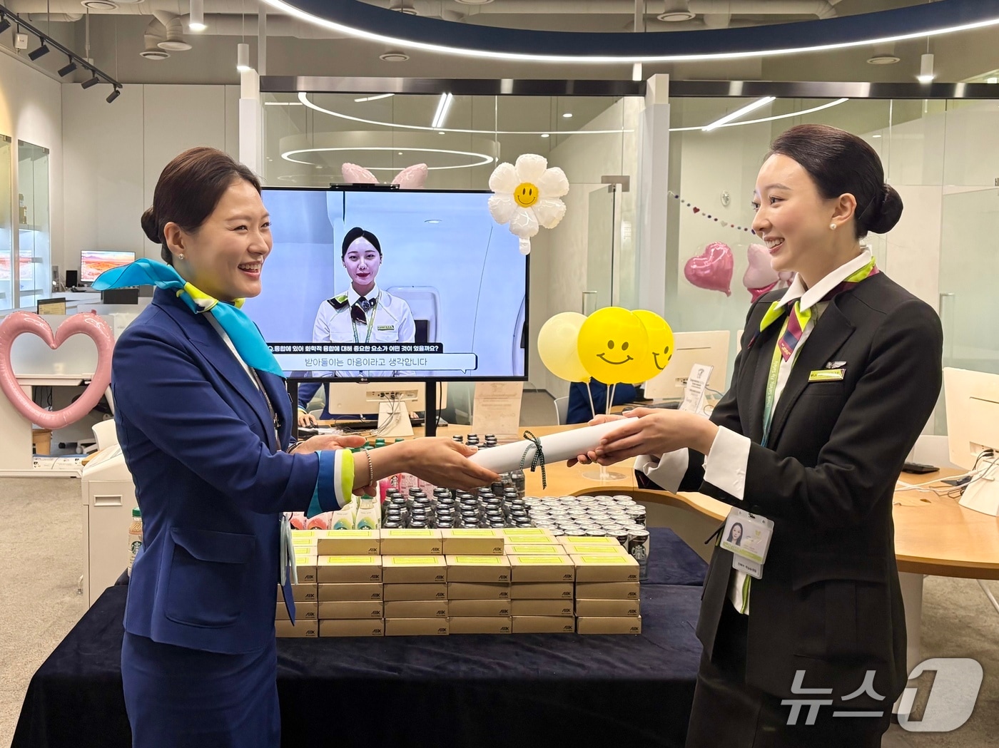 지난 1일 에어부산 사옥 내 객실브리핑실에서 에어부산 객실승무원이 진에어 객실승무원을 맞이해 브리핑실 공동 사용 기념 환영 행사를 실시하고 있다.(에어부산 제공). 2026.01.02/뉴스1 