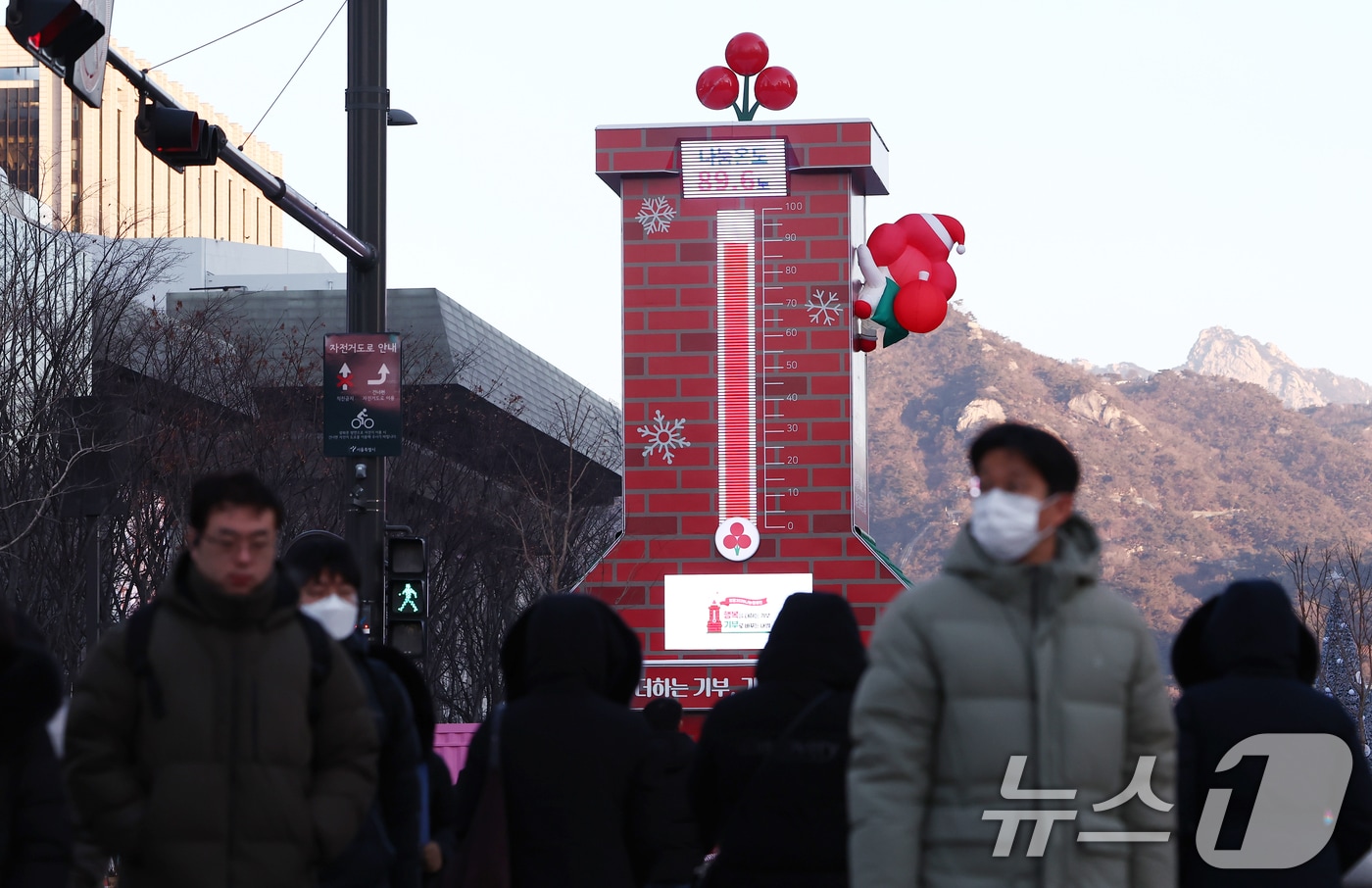 2일 오전 서울 종로구 광화문 네거리에서 두꺼운 외투를 입은 시민들이 발걸음을 옮기고 있다. 2026.1.2/뉴스1 ⓒ News1 김민지 기자