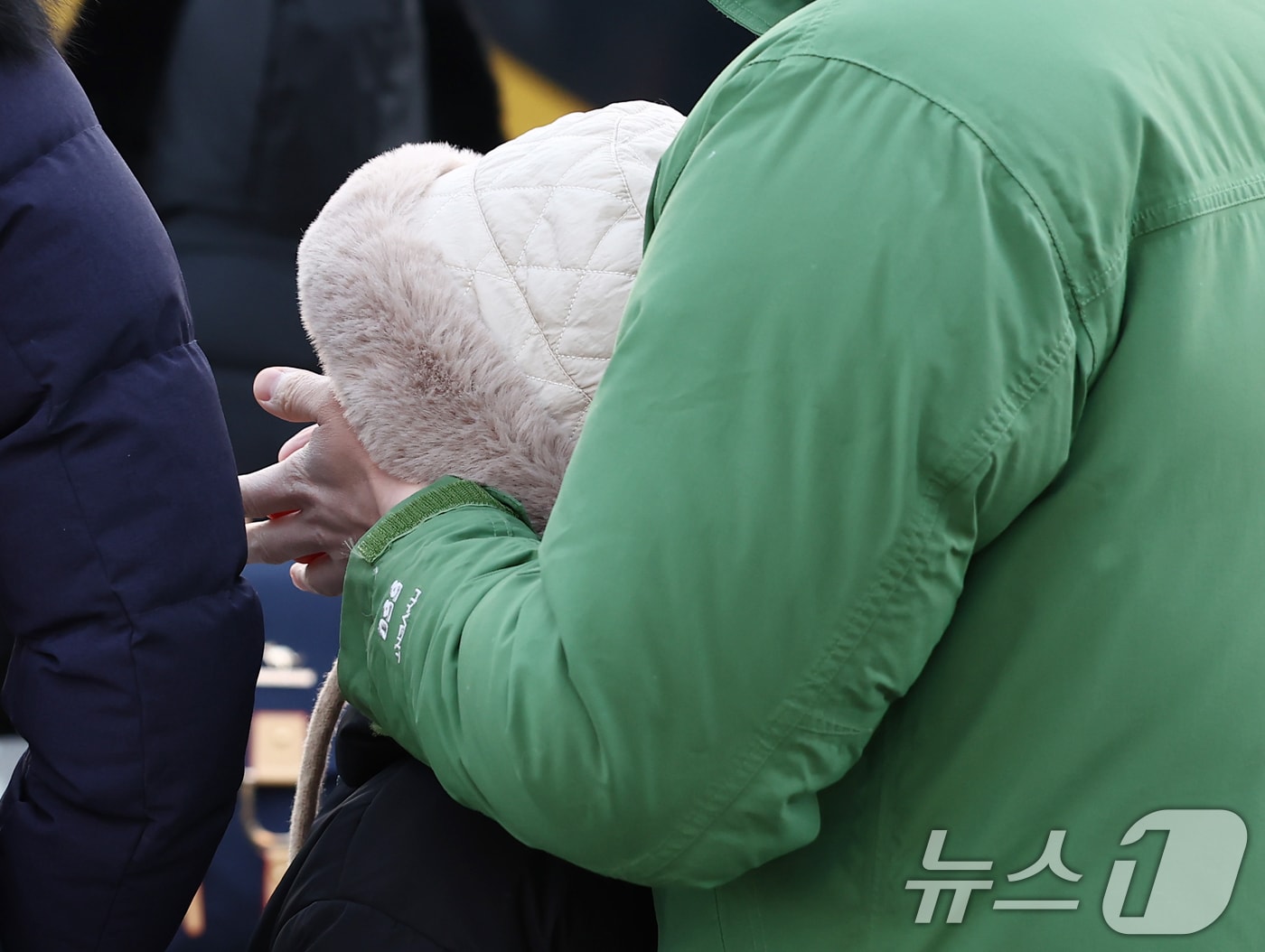 서울이 영하 12도까지 내려가는 등 강추위를 보인 2일 오전 서울 종로구 광화문 네거리에서 한 아버지가 아이의 얼굴을 감싸주고 있다. 2026.1.2/뉴스1 ⓒ News1 김민지 기자