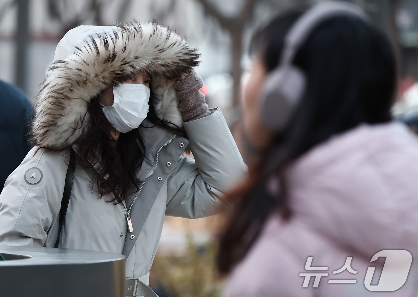 서울 종로구 광화문 네거리에서 시민들이 발걸음을 옮기고 있다. 2026.1.2/뉴스1 ⓒ News1 김민지 기자