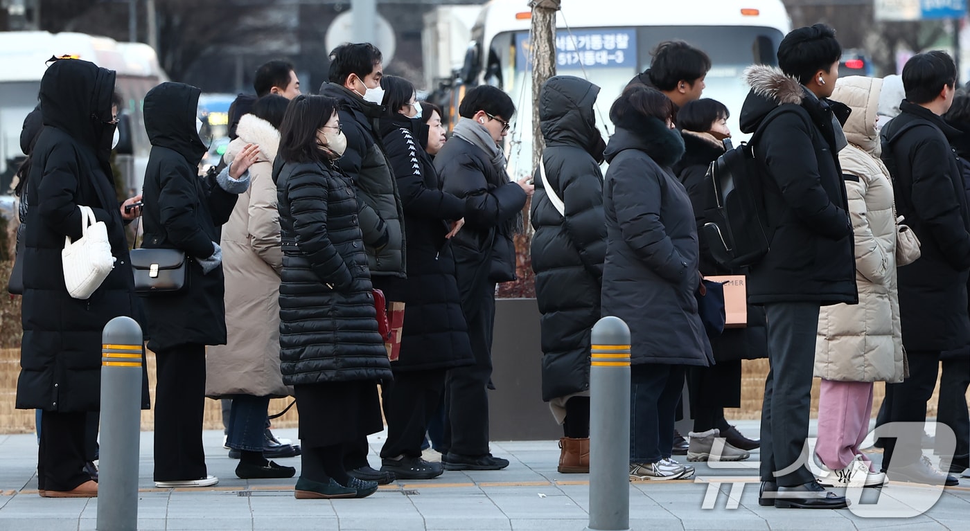 강 추위에 두꺼운 외투를 입은 시민들.(뉴스1 DB)