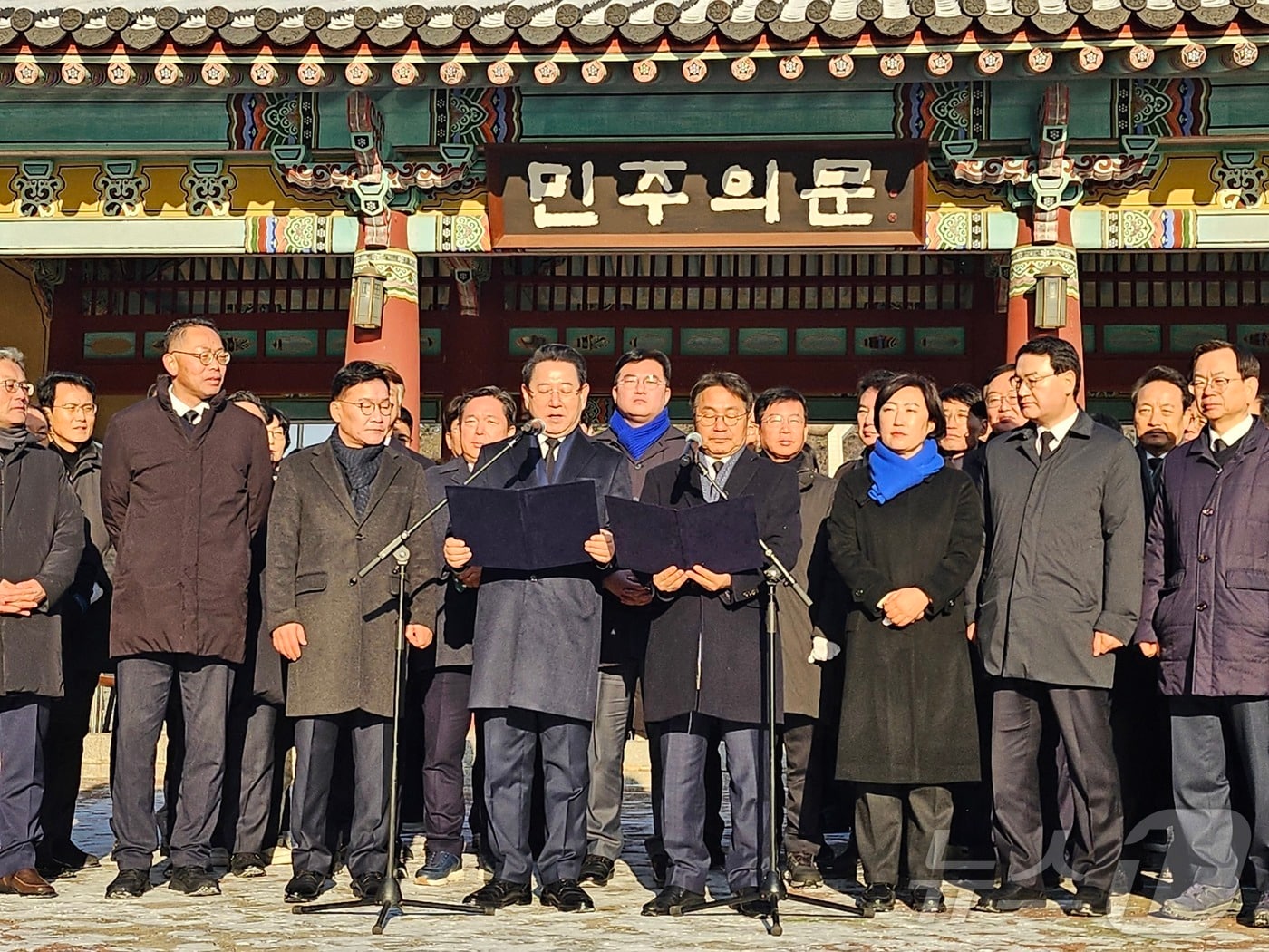 2일 광주 북구 운정동 국립5·18민주묘지 민주의문 앞에서 강기정 광주시장과 김영록 전남도지사가 광주·전남 대통합 추진 공동선언문을 발표하고 있다. 2026.1.2/뉴스1 ⓒ News1 이수민 기자