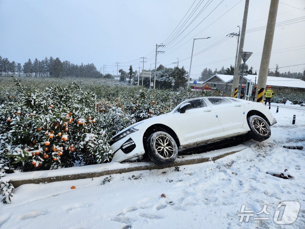 2일 오전 서귀포시 남원읍에서 눈길에 미끄러진 승용차.(제주도소방안전본부 제공. 재판매 및 DB 금지)