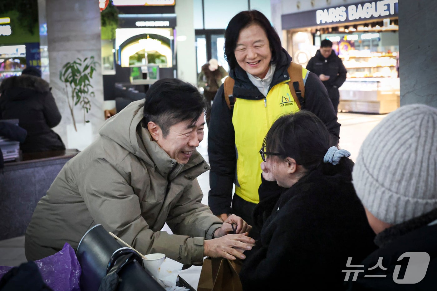 새해 첫날인 1일 고속터미널 대합실을 찾은 전성수 구청장(오른쪽)이 노숙인들의 안전을 확인하며 격려하고 있다.(서초구청 제공)