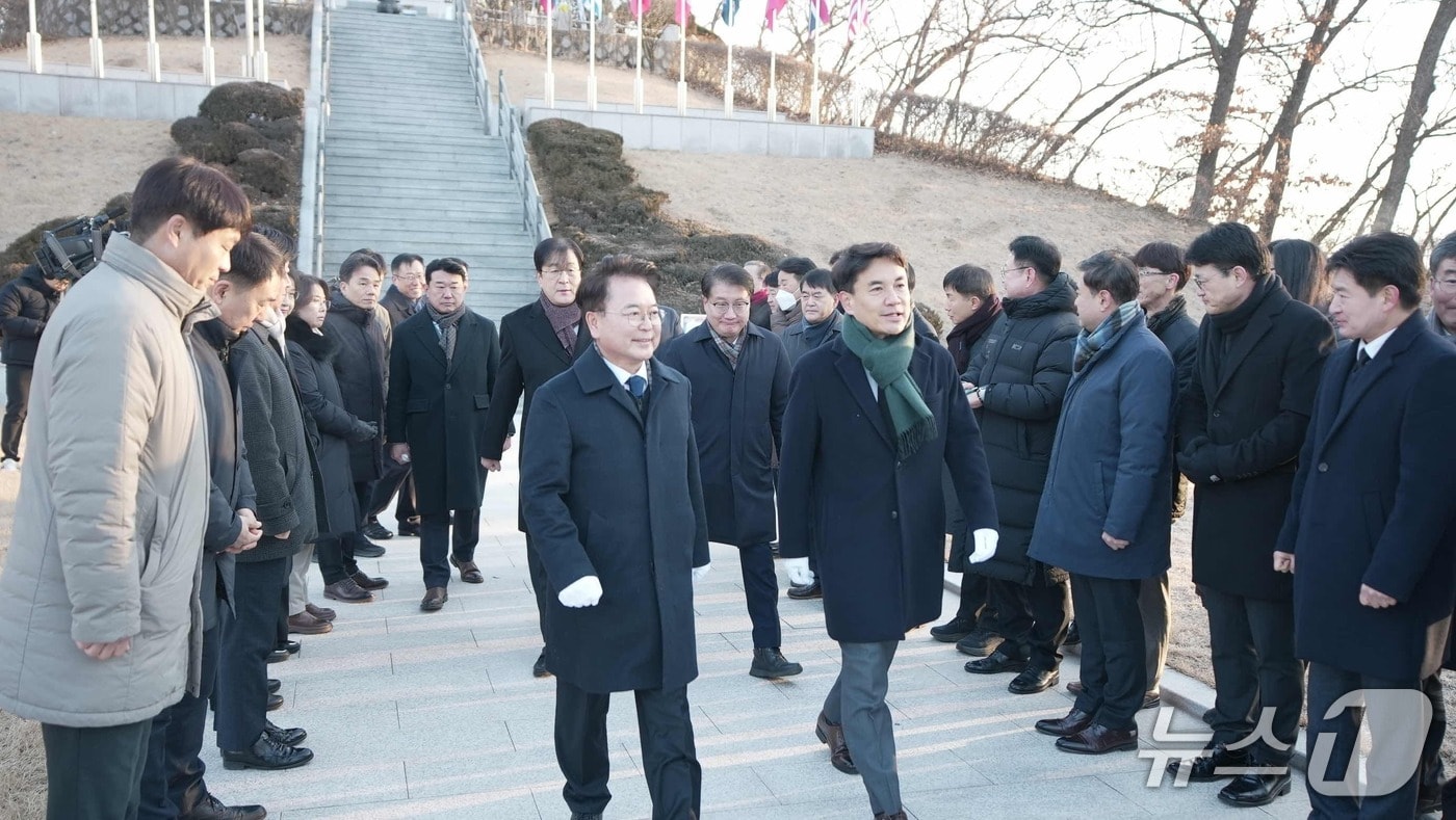 김진태 강원도지사와 육동한 춘천시장이 2일 오전 강원 춘천 우두동 충렬탑에서 찾아 신년 참배를 진행한 뒤 발걸음을 옮기고 있다.(춘천시 제공, 재판매 및 DB금지)