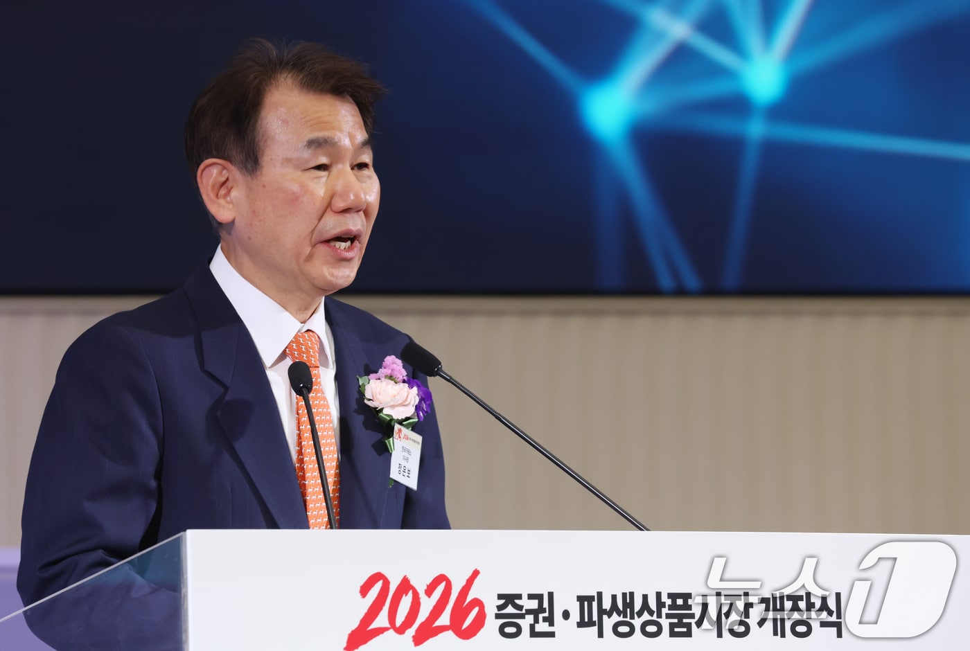 정은보 한국거래소 이사장이 2일 서울 여의도 한국거래소 서울사옥 종합홍보관에서 열린 2026년도 증권·파생상품시장 개장식에서 개장식사를 하고 있다. 2026.1.2/뉴스1 ⓒ News1 김명섭 기자