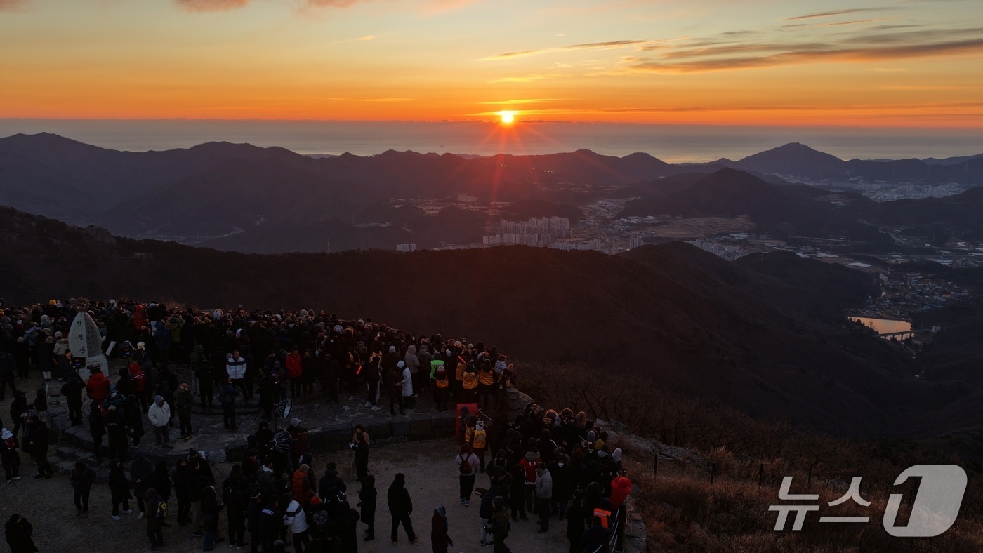 1일 천성산 새해 해맞이 모습.(양산시 제공. 재판매 및 DB금지)