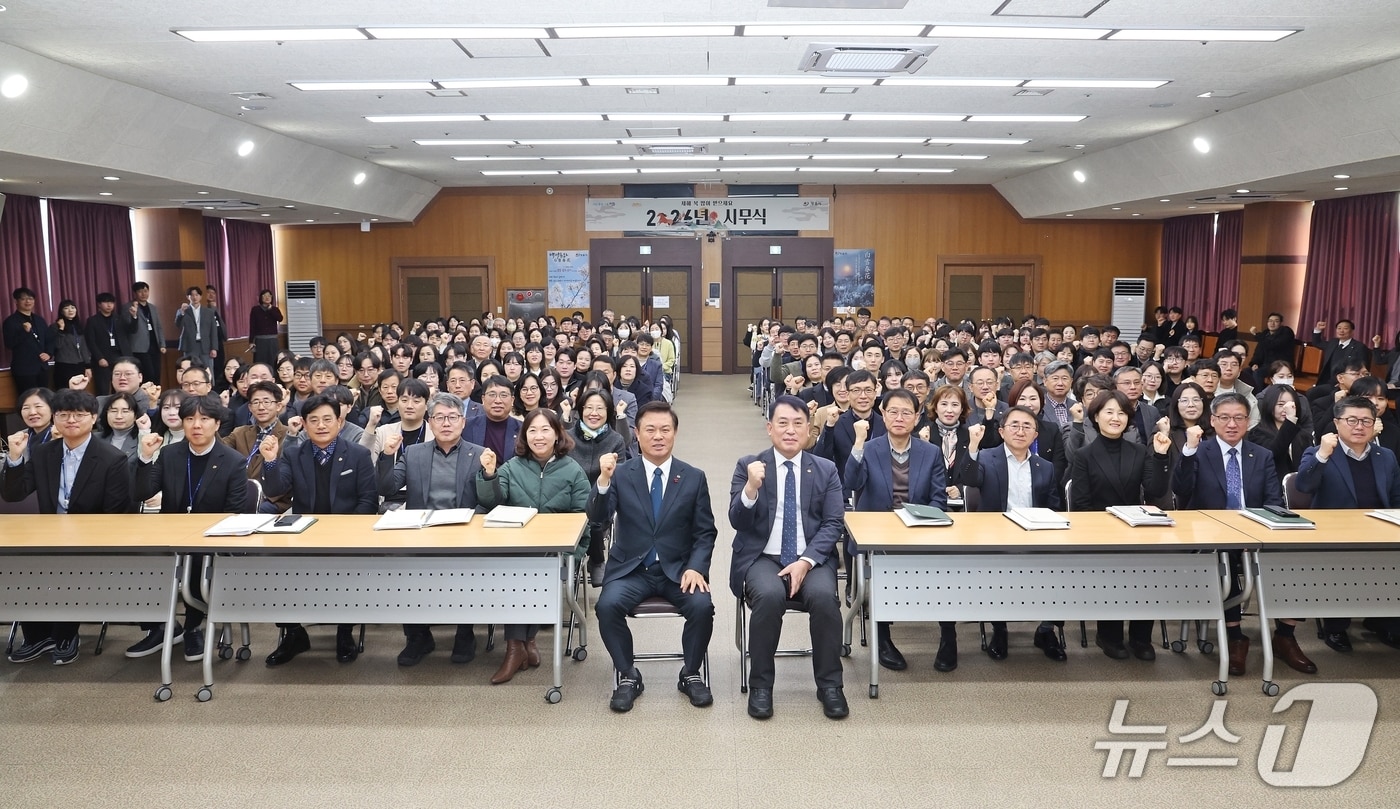 2일 이학수 전북 정읍시장과 직원들이 시무식을 갖고 기념 촬영을 하고 있다.(정읍시 제공. 재판매 및 DB금지)/뉴스1