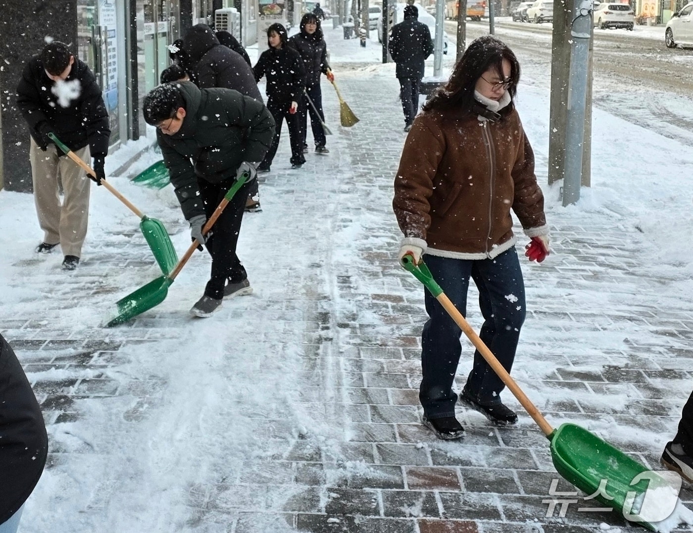 2일 오전 전북 고창군 관계자들이 눈치우기 작업에 동참하고 있다.(고창군 제공. 재판매 및 DB금지)/뉴스1 