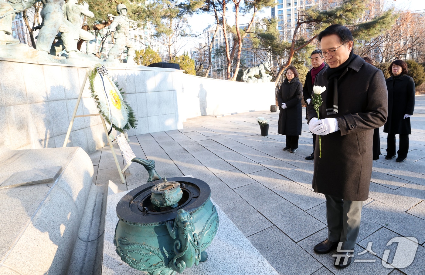 임태희 경기도교육감이 2026년 새해 첫 공식 일정으로 안양시 현충탑을 찾아 참배하고 있다.(경기도교육청 제공)