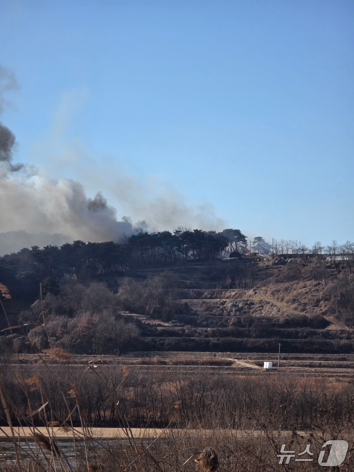 2일 오전 11시 40분쯤 경북 예천군 풍양면 청곡리 야산에서 불이나 산림 당국이 진화하고 있다.(산림청 제공. 재판매 및 DB 금지)2026.1.2/뉴스1