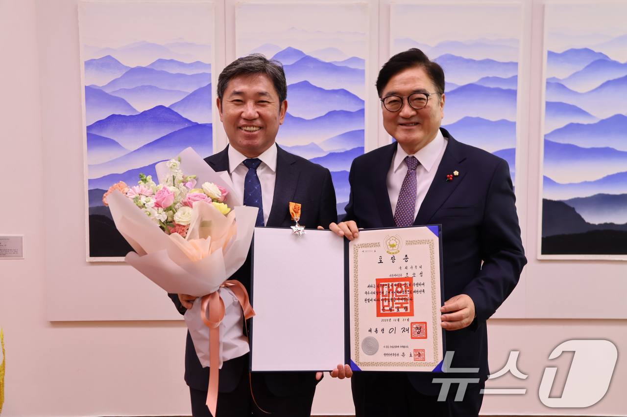 조오섭 국회의장 비서실장(전 광주 북구갑 국회의원)이 2일 오전 대통령 훈장 수여를 받고있다. 이날 수여식은 이재명 대통령 대리로 우원식 의장이 전달했다. (독자제공)2026.1.2/뉴스1