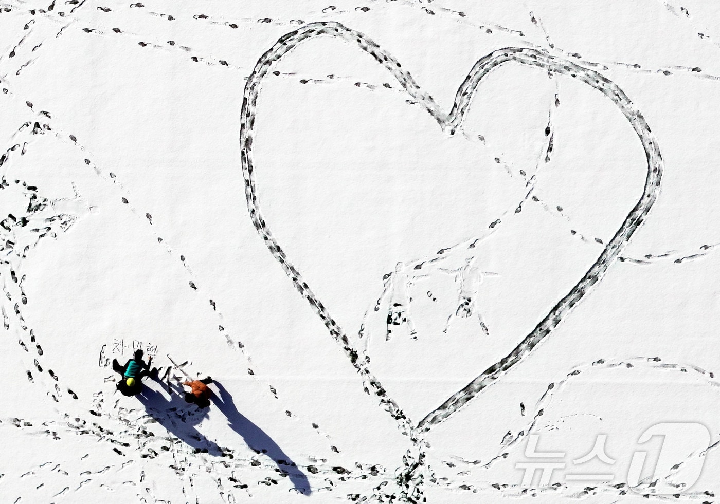 눈이 내린 2일 광주 북구 용봉동 전남대학교 캠퍼스 운동장에서학생들이 하트 이미지를 만들어 사랑 표현을 하고 있다.(광주 북구 제공. 재판매 및 DB 금지) 2026.1.2/뉴스1 