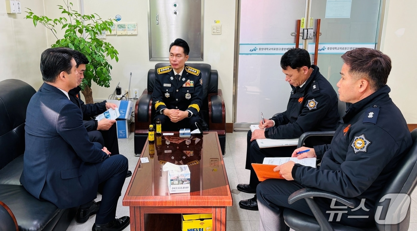 2일 취임한 채열식 진천소방서장이 첫 행보로 응급의료기관을 찾아 협력 방안을 논의하고 있다.(진천소방서 제공, 재판매 및 DB금지)/뉴스1