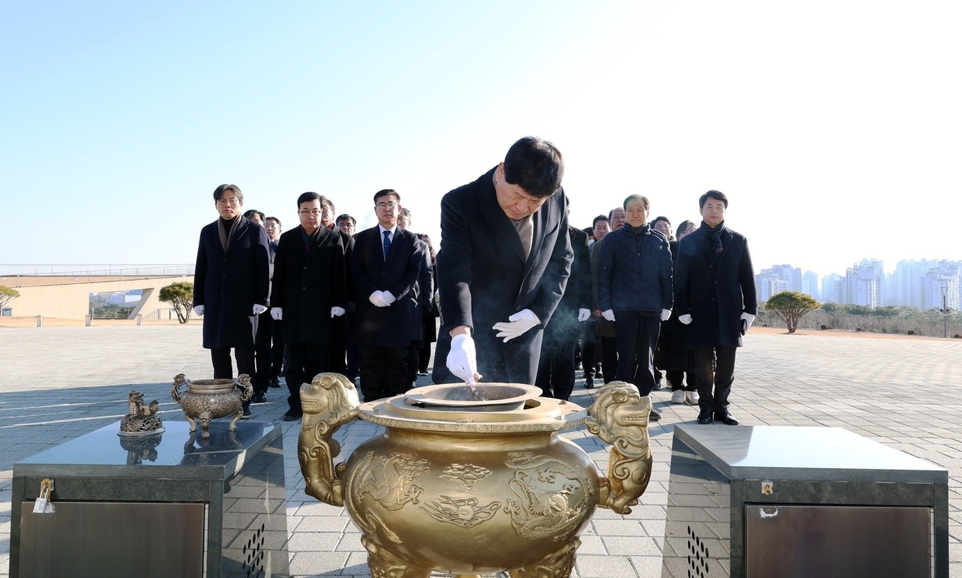 홍성현 충남도의회 의장이 충남보훈공원 충혼탑에 분향하고 있다.(충남도의회 제공. 재판매 및 DB금지)/뉴스1