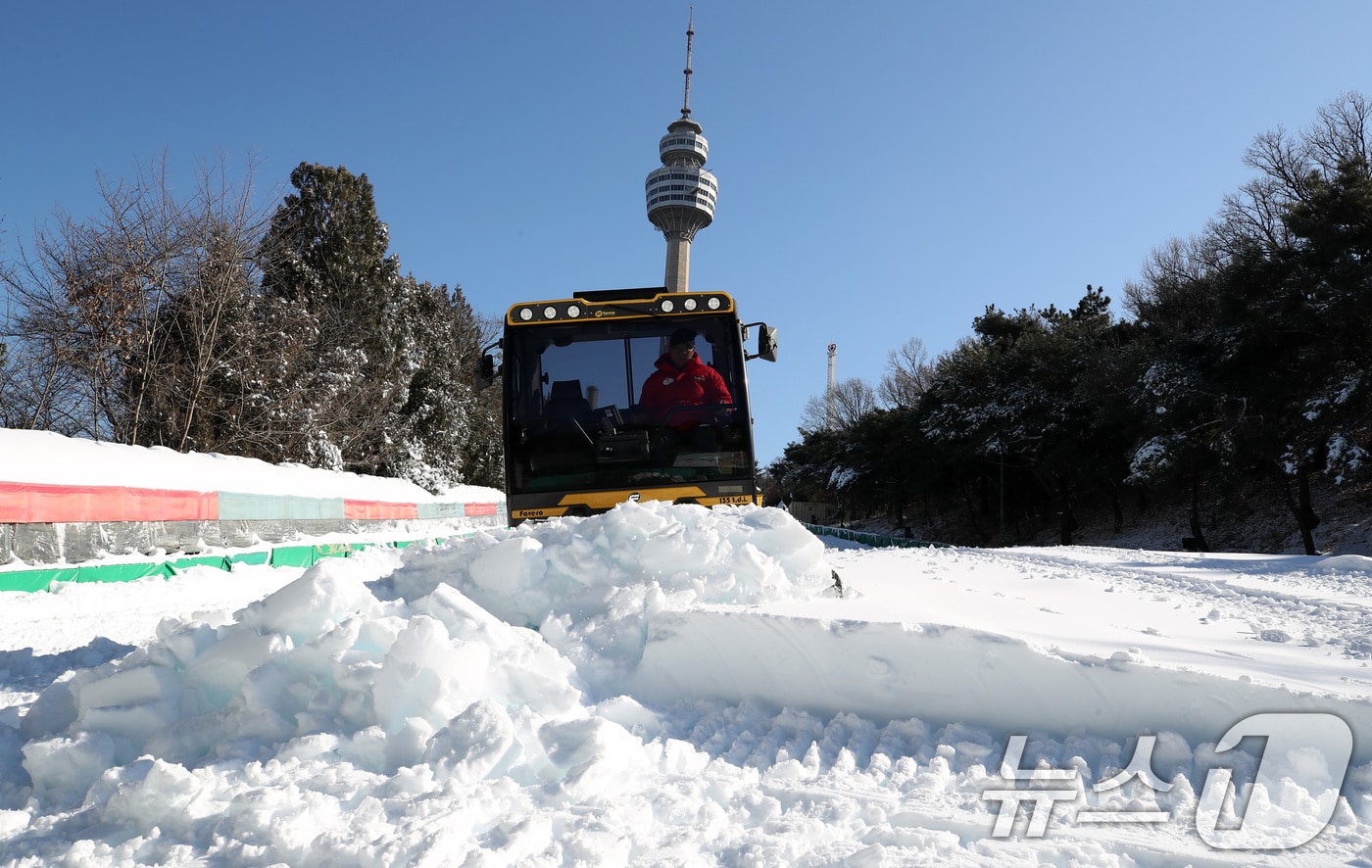 동장군이 기승을 부린 2일 대구 달서구 테마파크 이월드에서 직원들이 눈썰매장에 슬로프를 만들기 위해 인공눈을 고르고 있다. 올 겨울 낮 기온이 크게 오르며 영하권에 머문 날이 드물어 개장이 늦어진 이월드 눈썰매장은 3일 개장한다. 2026.1.2/뉴스1 ⓒ News1 공정식 기자