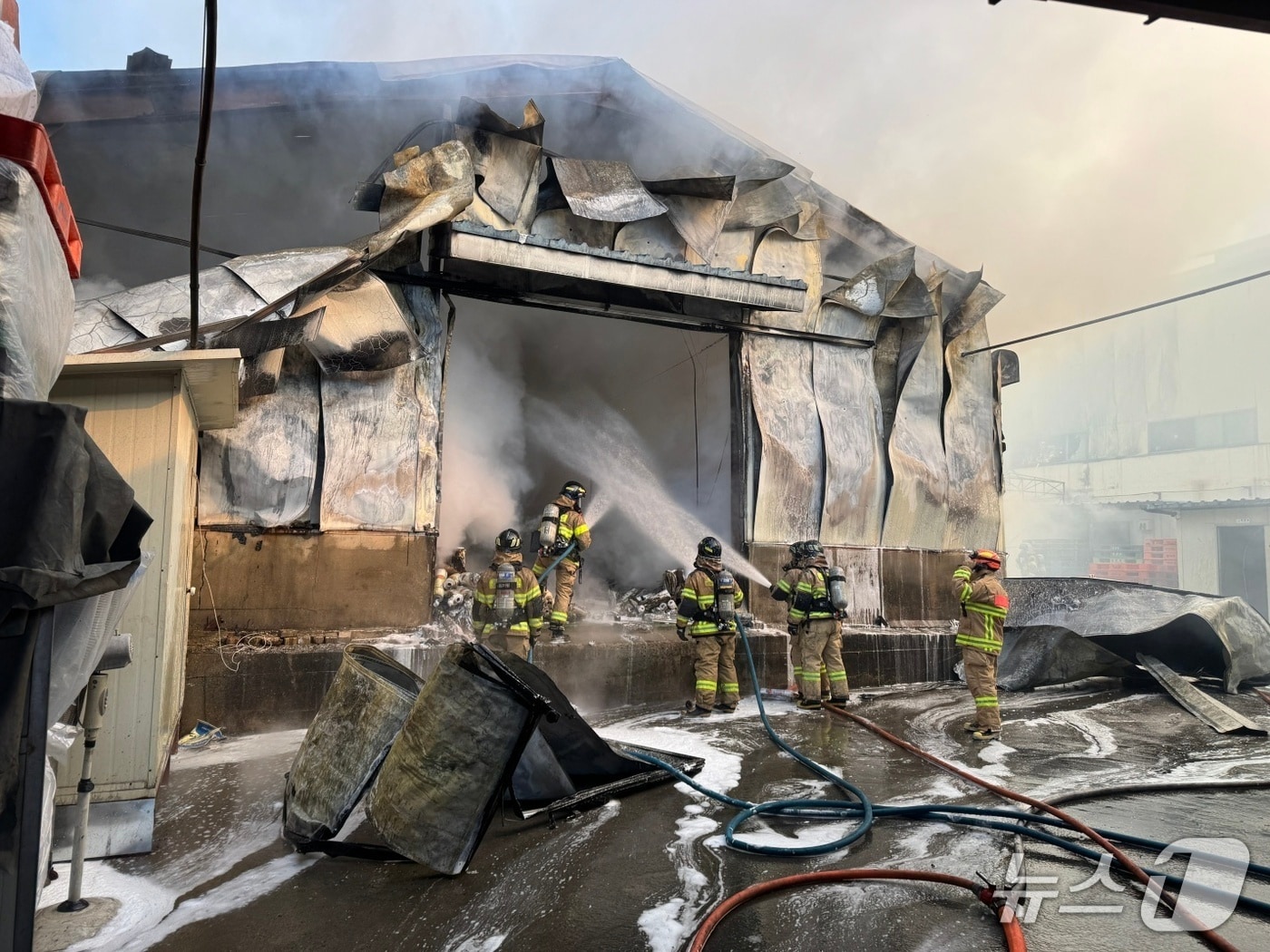 소방 당국이 2일 오전 10시 25분께 울산 울주군 웅촌면의 한 공장에서 발생한 불을 진화하고 있다.(울산소방본부 제공. 재판매 및 DB금지)/뉴스1